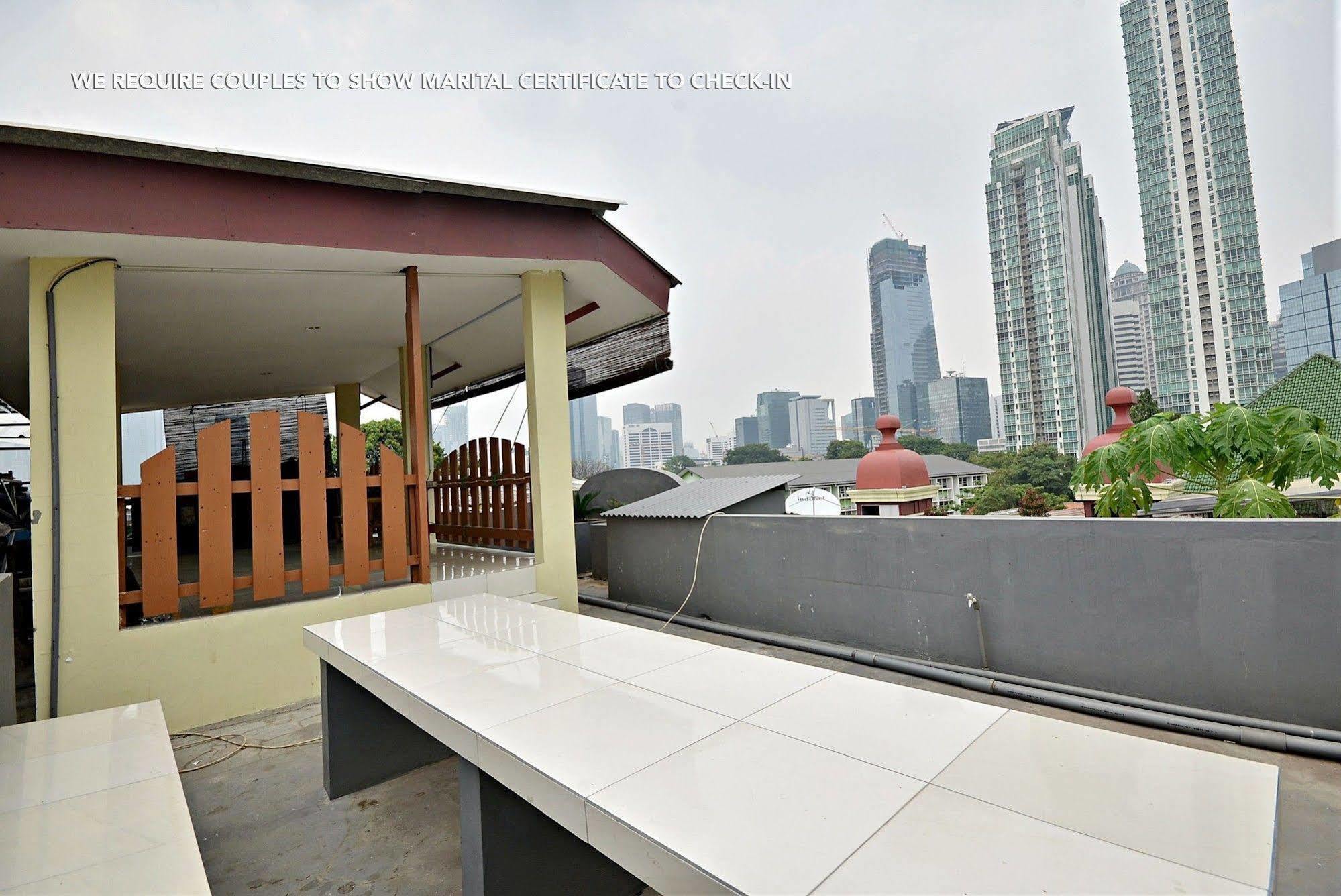 Zen Rooms Kuningan Syariah Джакарта Екстериор снимка